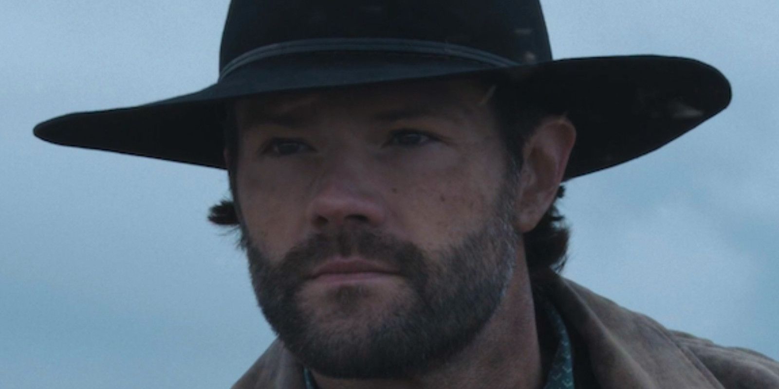 Jared Padalecki em Walker: Independence como o Homem Sem Nome, usando um chapéu de cowboy e parecendo estoico