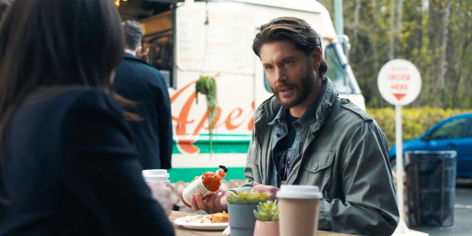 Jensen Ackles as Russell eating lunch in Tracker