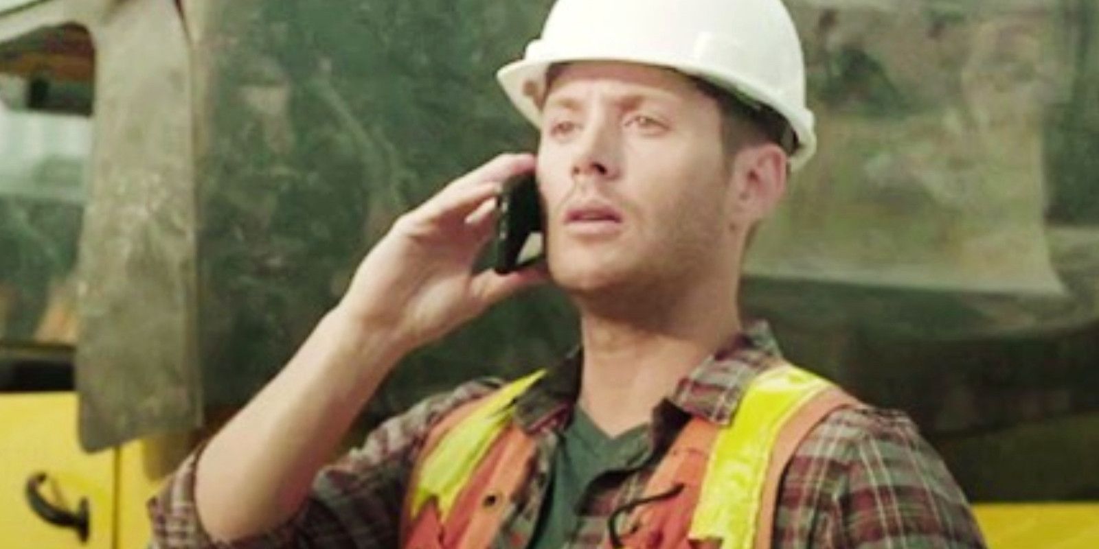 Jensen Ackles joga com amigos vestido como um trabalhador da construção civil e segurando um telefone no ouvido