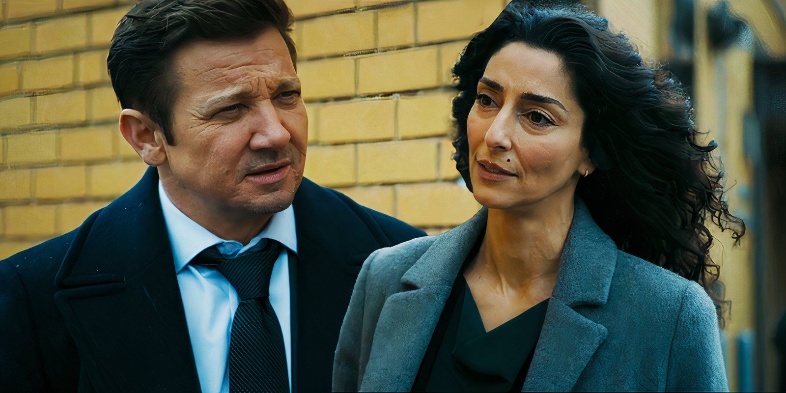 Jeremy Renner como Mike McLuskey y Neckar Zadegan como Evelyn en la tercera temporada de El alcalde de Kingstown