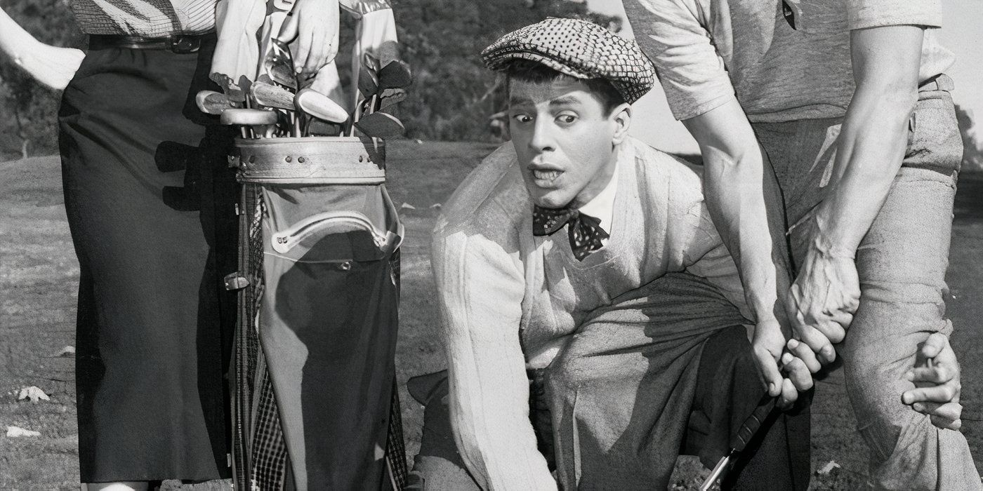 Jerry Lewis agarra-se às pernas de um jogador de golfe. 