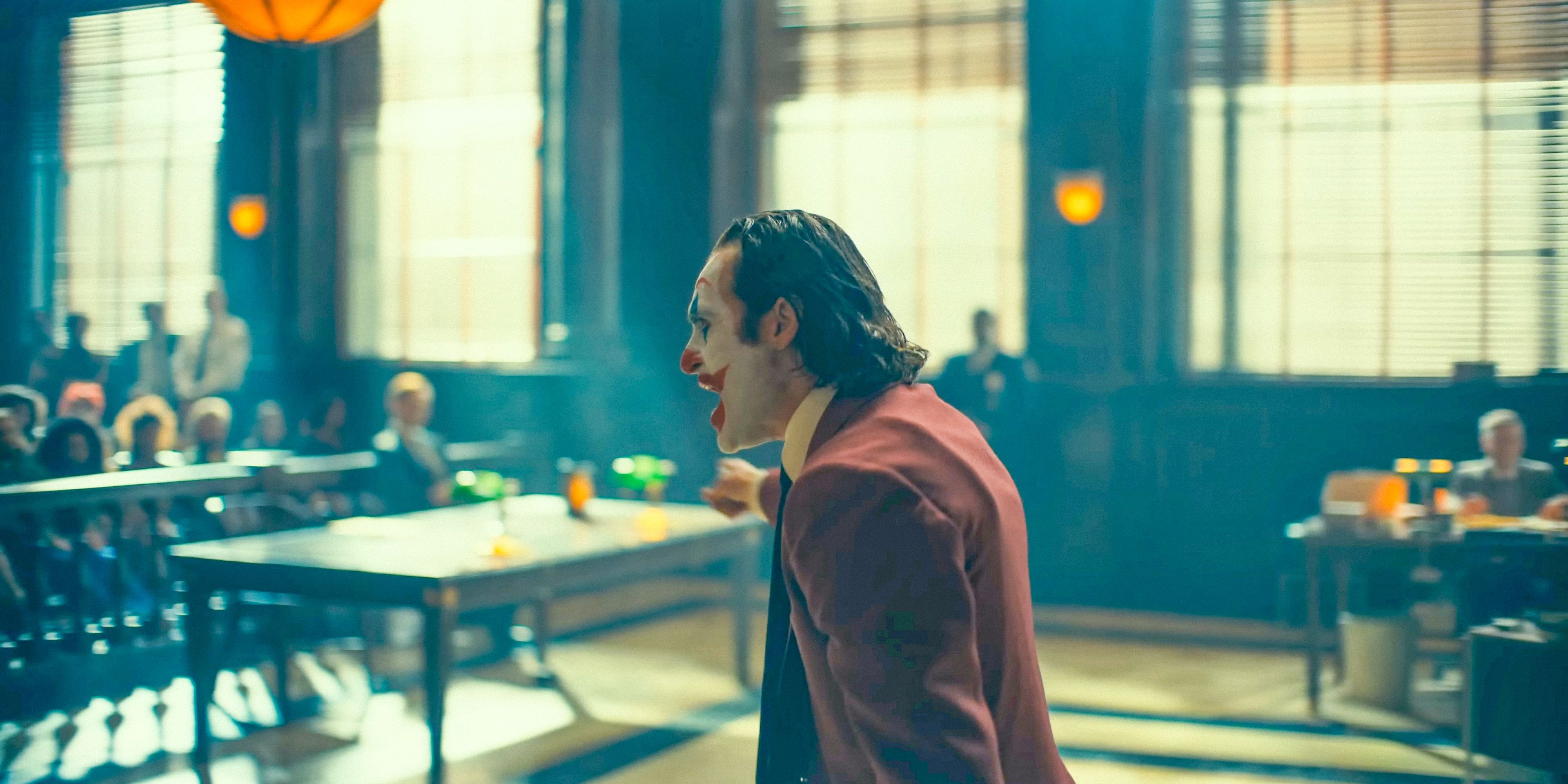 El Joker (Joaquin Phoenix) se enfurece y grita en la sala del tribunal: Folie à Deux