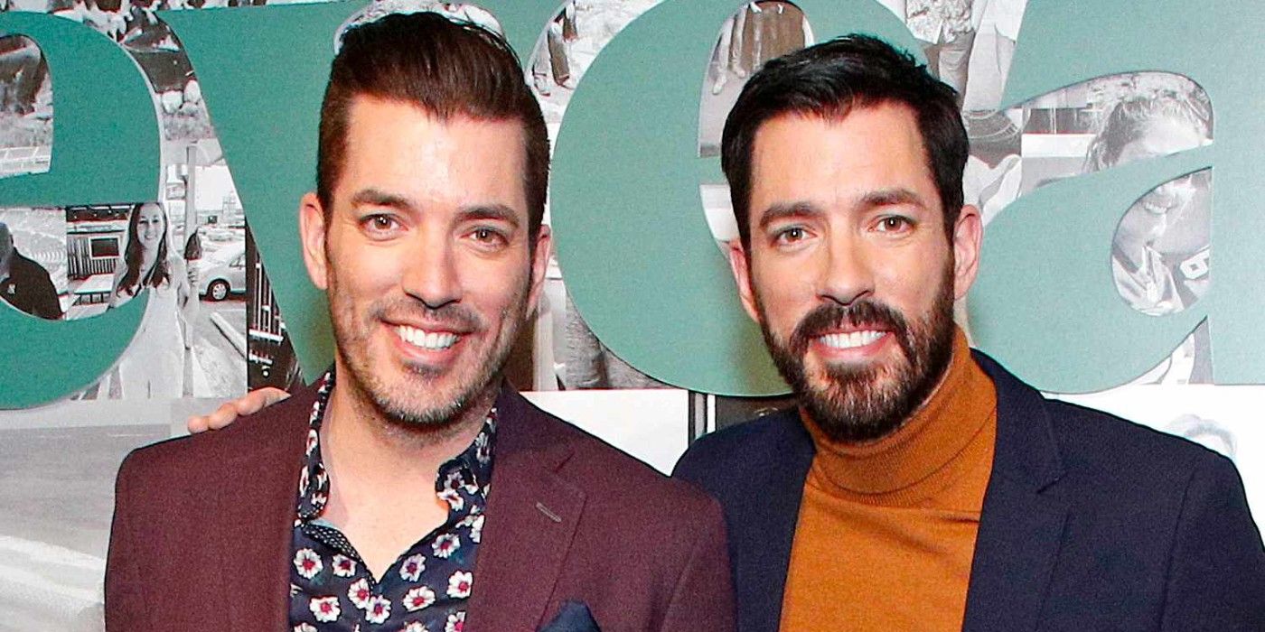 Jonathan Scott y Drew Scott visten atuendos formales y posan en la alfombra roja.