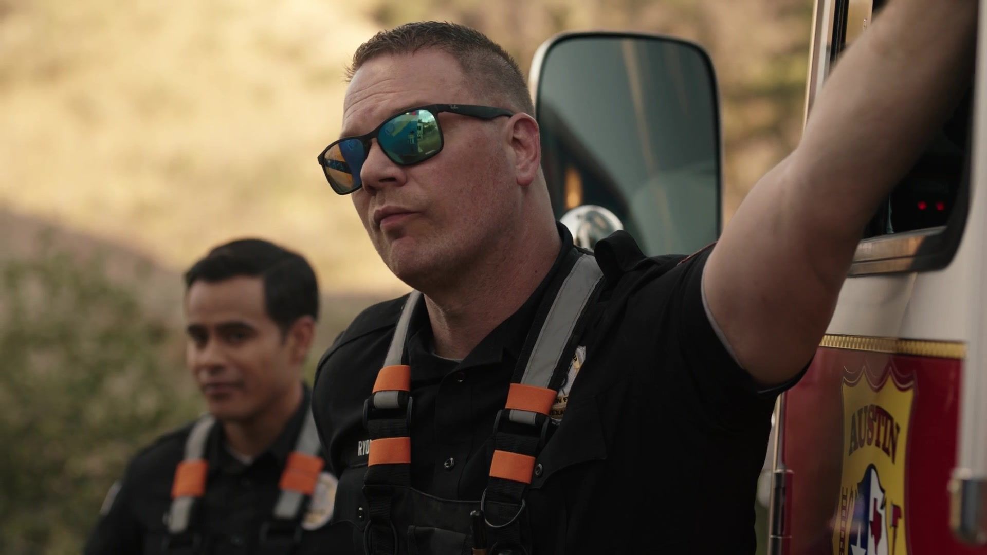 Judd Ryder na frente do caminhão de bombeiros 911 Lone Star