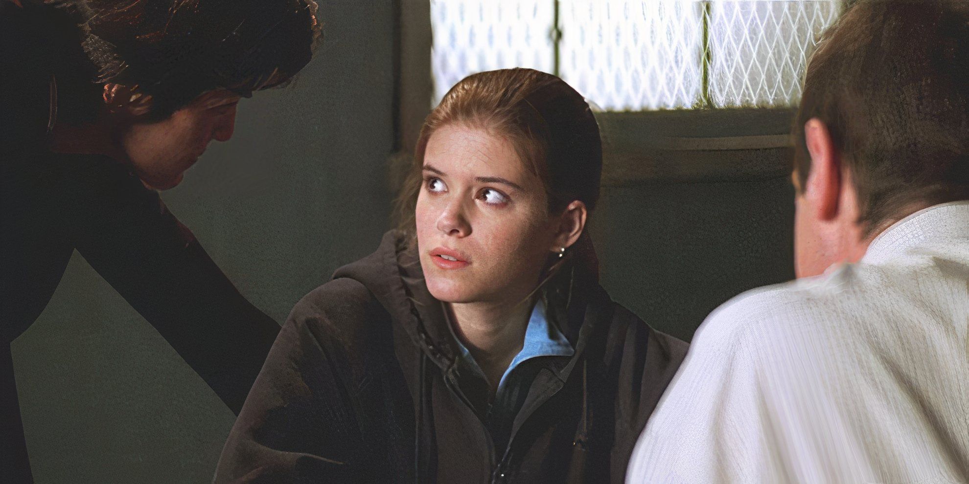 Kate Mara as Lori in an interrogation room with Benson and Stabler in the SVU episode Pixies