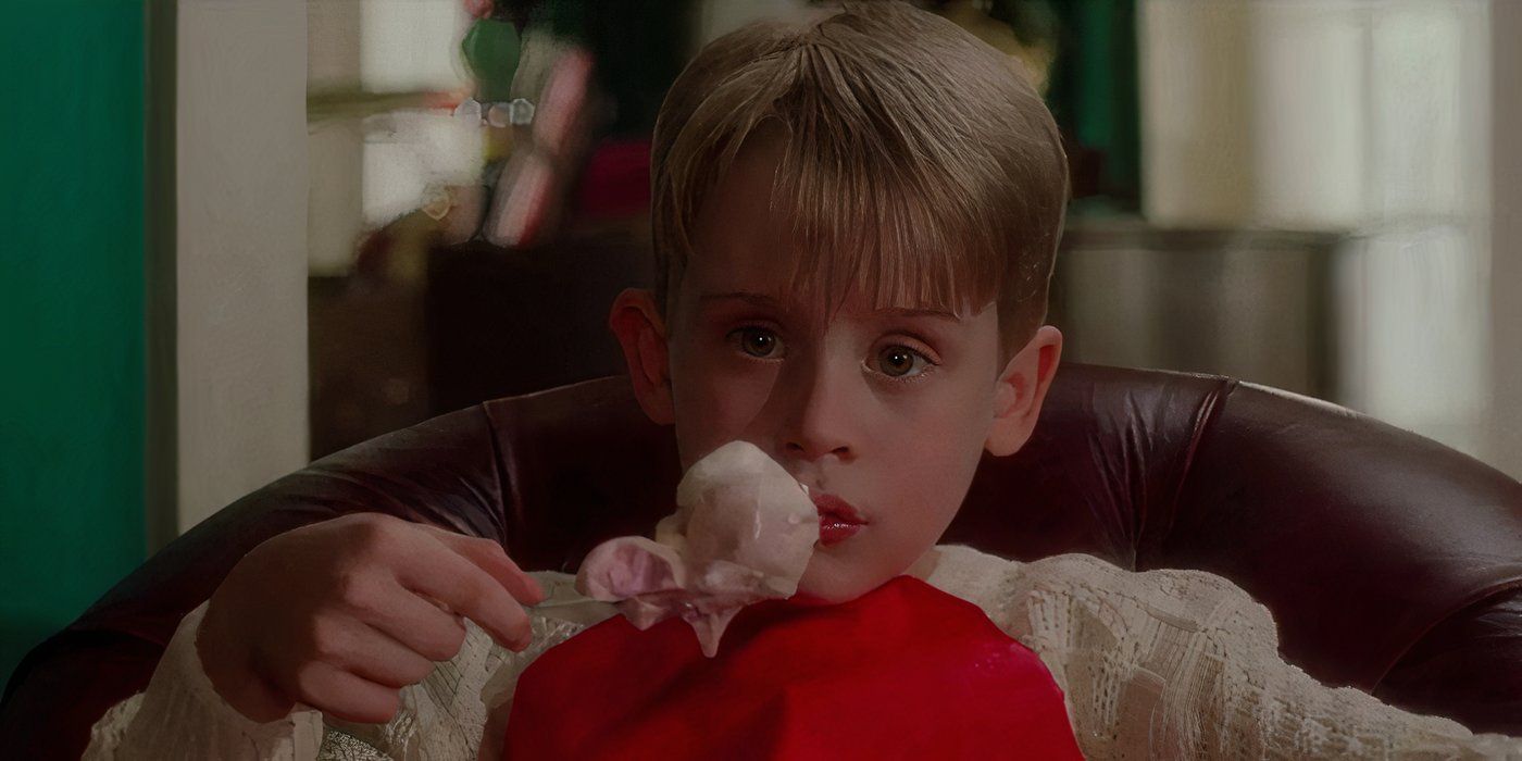 Kevin (Macaulay Culkin) tomando sorvete enquanto assiste Angels with Filthy Souls em Esqueceram de Mim.