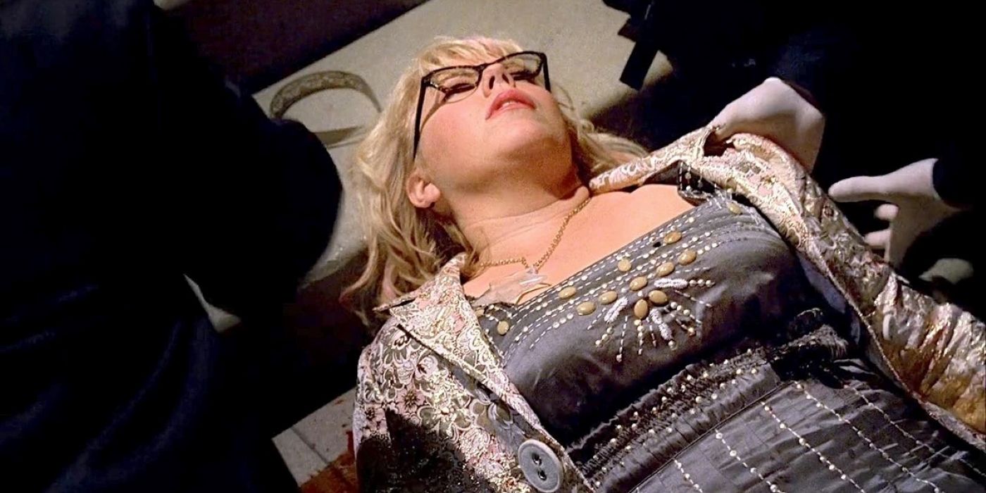 Penelope Garcia est allongée au sol avec une blessure par balle dans le film Esprits Criminels Episode Penelope.jpg