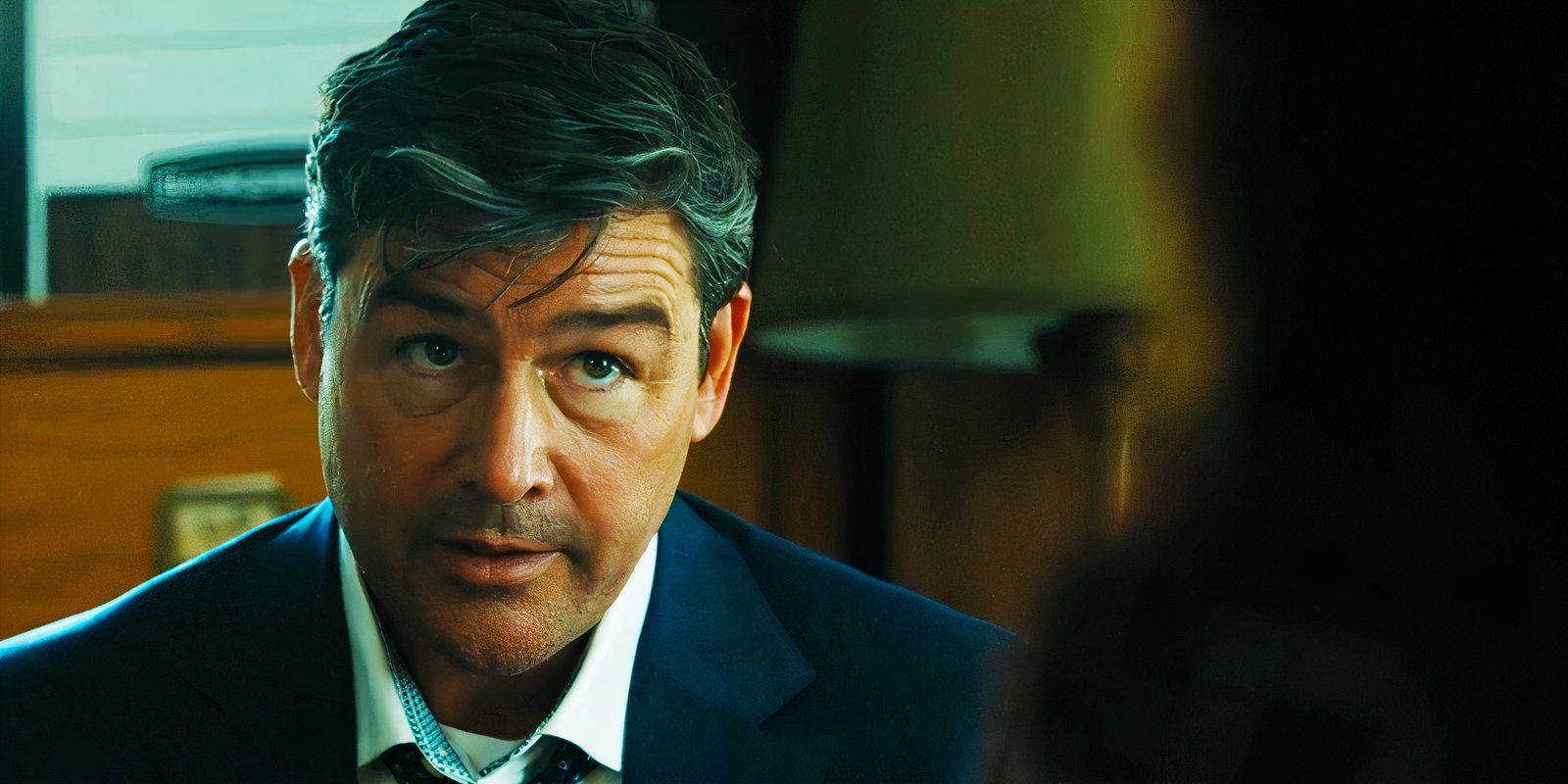 Kyle Chandler as a mitch in the premiere of Kingstown's mayor series, raising the eyebrows