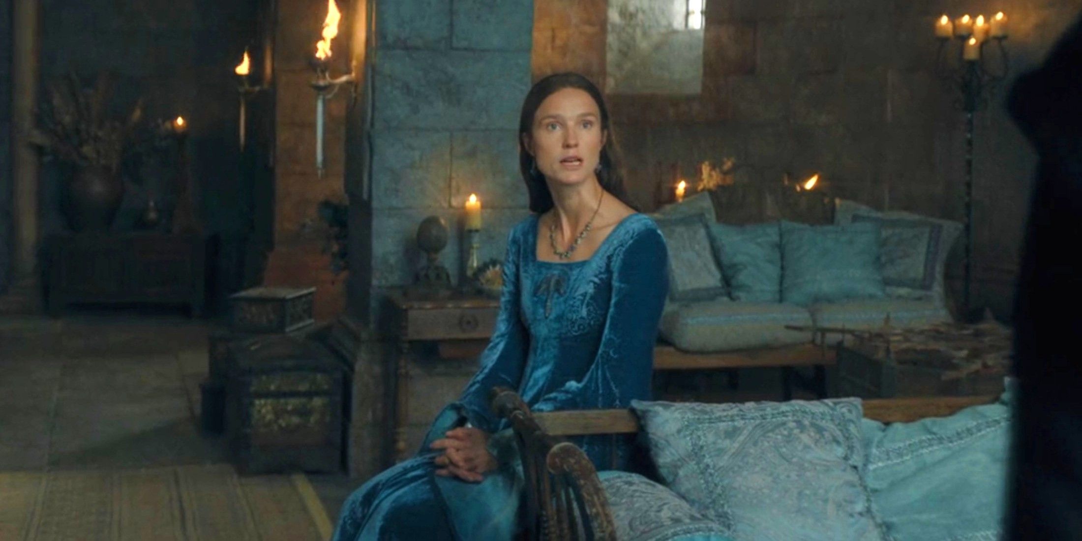 Lady Jeyne Arryn sentada em uma sala falando com Rhaena em House of the Dragon, temporada 2, episódio 5