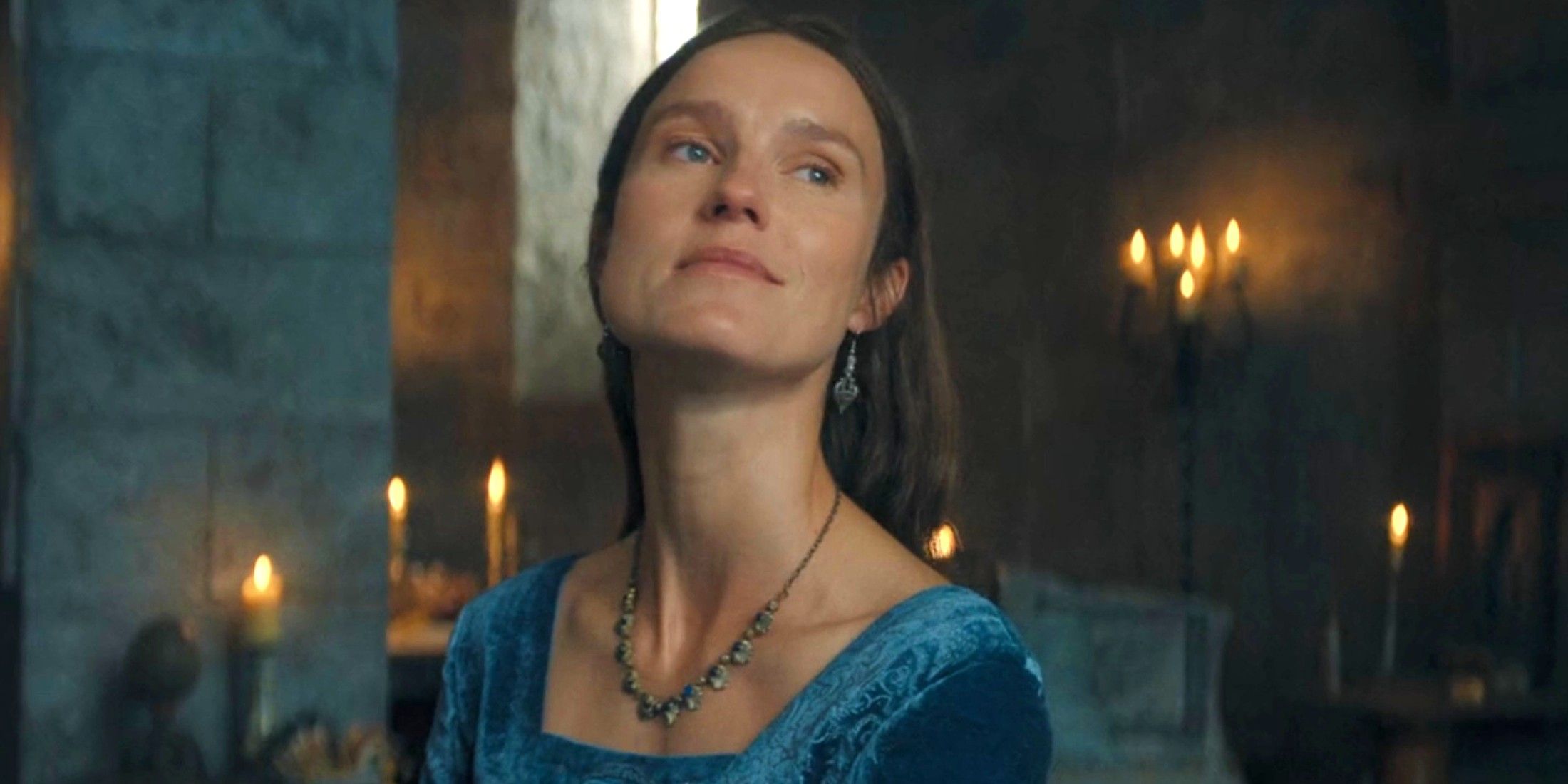 Lady Jeyne Arryn sorrindo levemente em House of the Dragon temporada 2, episódio 5