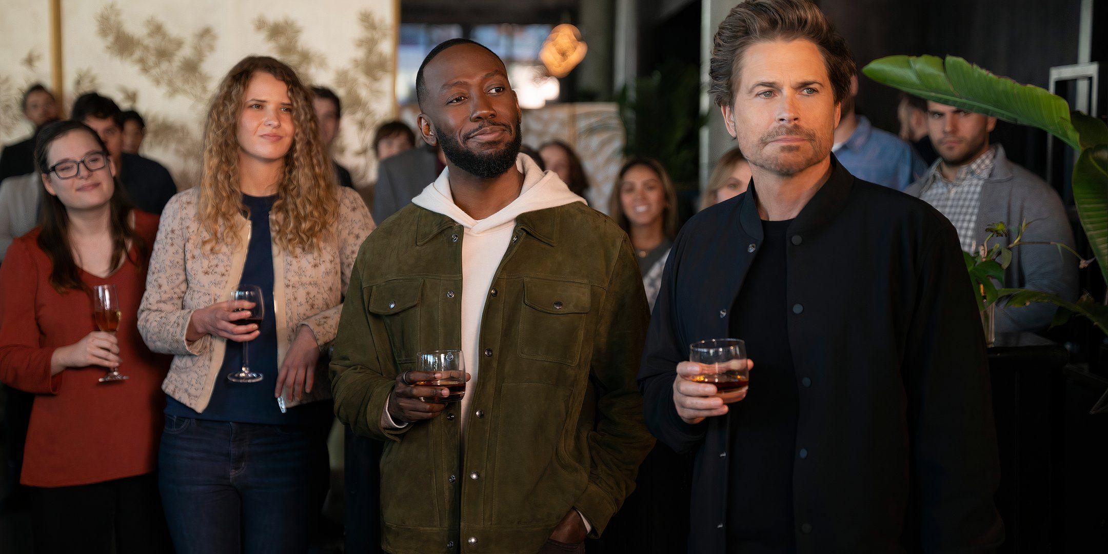 Lamorne Morris como Peter ao lado de Rob Lowe como Ellis na segunda temporada de Unstable