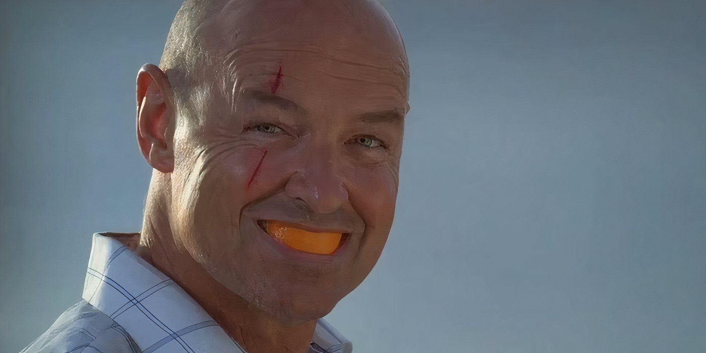 Locke de Lost sorrindo com uma casca de laranja na boca