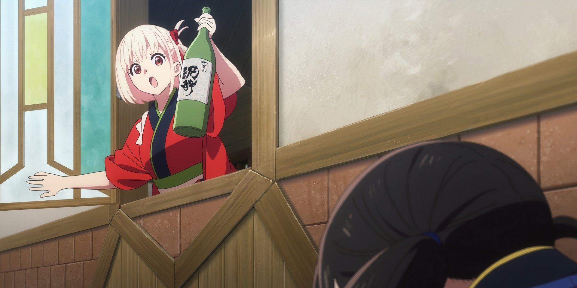 Chisato em seu uniforme de garçonete se inclina para fora de uma janela, enquanto segura uma garrafa de saquê. No primeiro plano, a parte de trás da cabeça de Takina é vista, enquanto ela se agacha e olha para o chão.