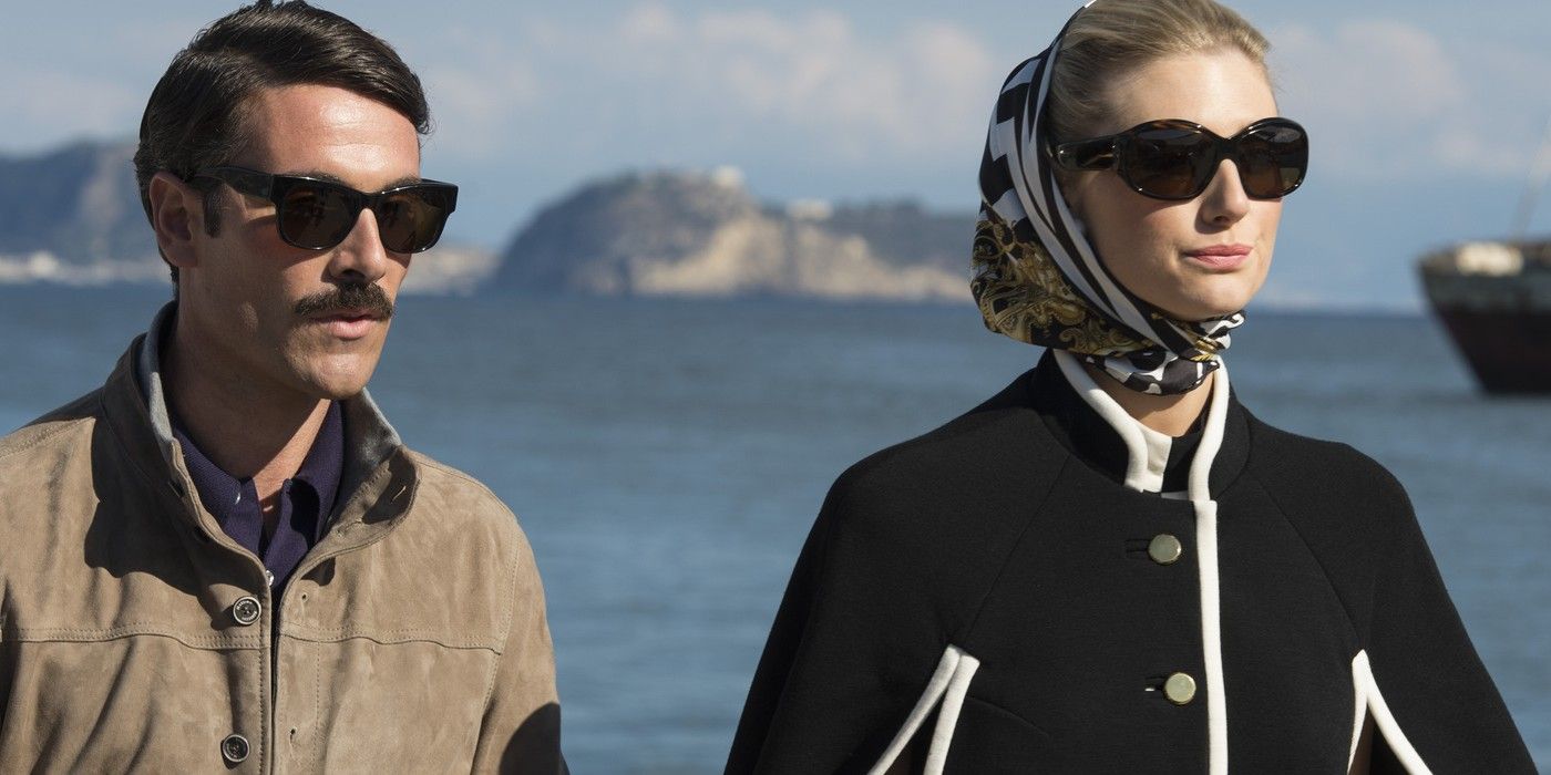 Luca Calvani e Elizabeth Debicki como Vinciguerras em um barco em The Man from Uncle