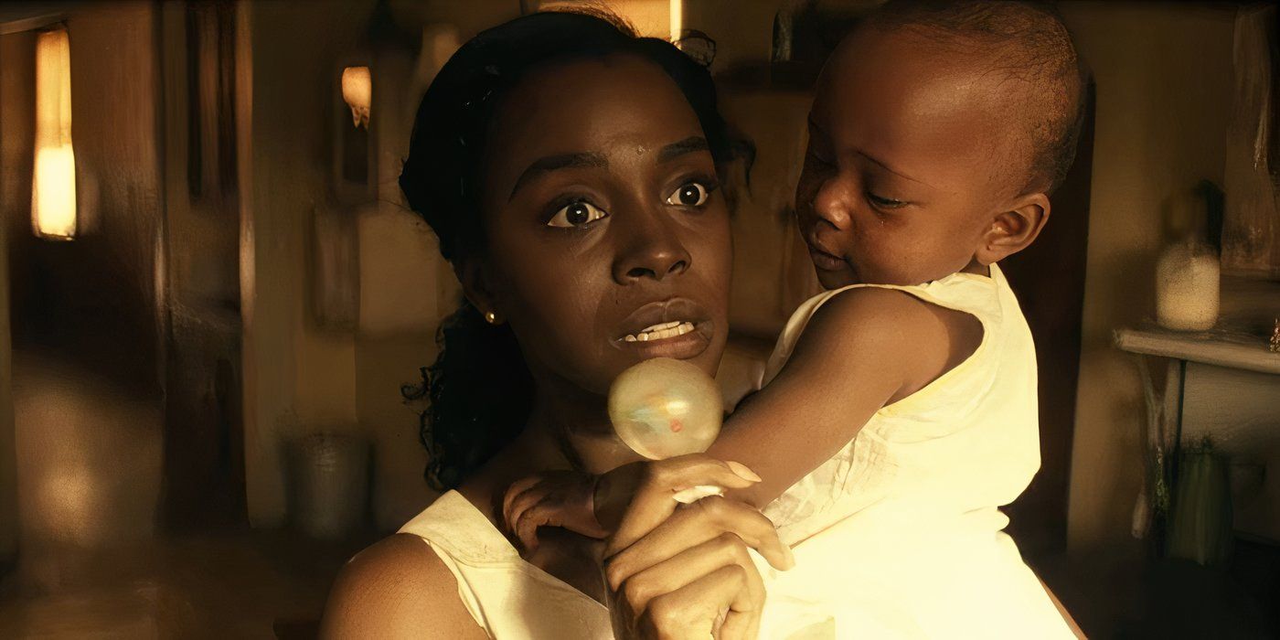 Lucky Emory (Deborah Ayorinde) parecendo assustada e sacudindo um chocalho para Chester em Them Covenant.