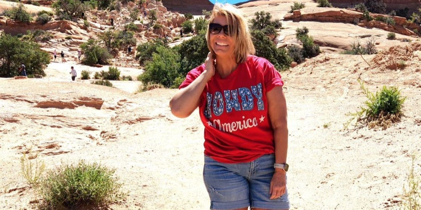 La sorella di sua moglie Mary Brown celebra il 4 luglio nel deserto in una maglietta rossa e pantaloncini per jeans