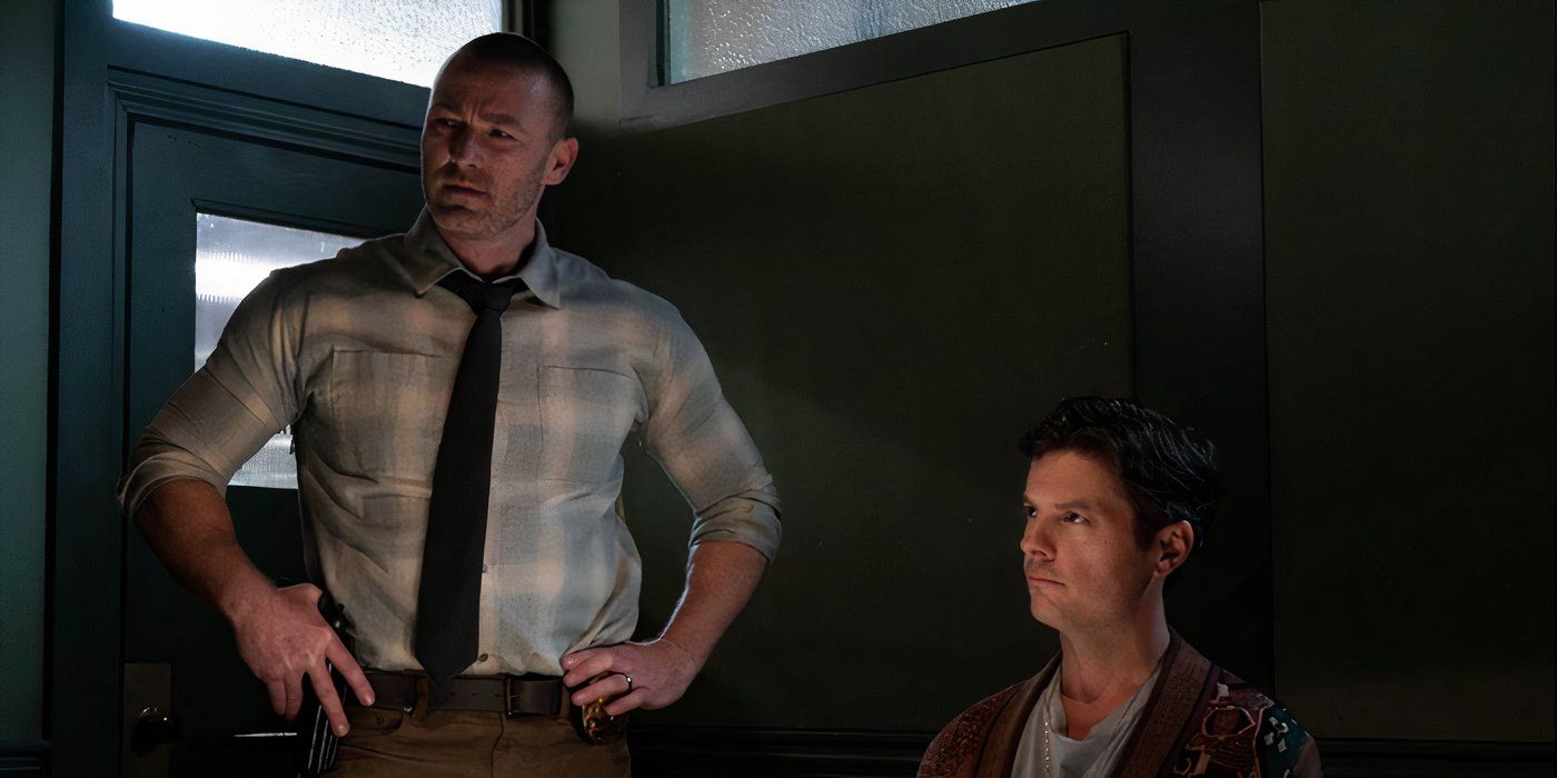 Michael (Jake McLaughlin) em pé sobre Joel (Will Rothhaar) em um interrogatório em Will Trent Temporada 2, episódio 3.-1