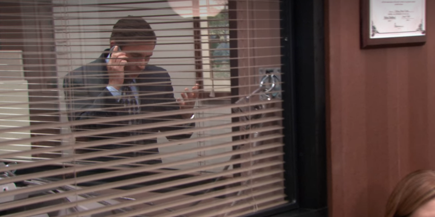 Michael Scott falando ao telefone com a copiadora trancada no The Office Lecture Circuit