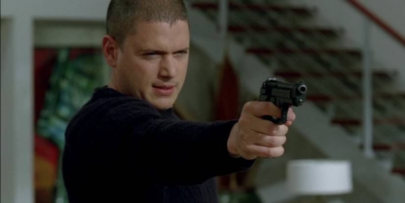 Michael with a gun in Prison Break season 4
