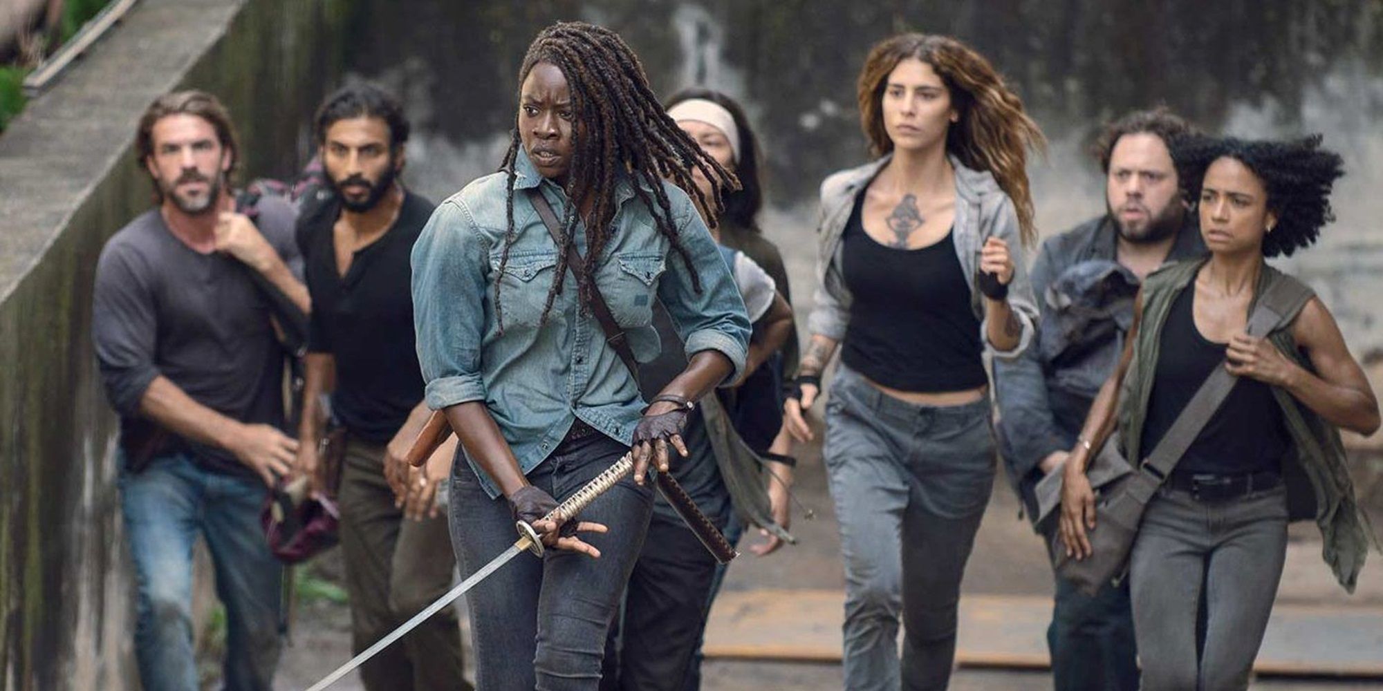 Michonne brandindo sua espada na 9ª temporada de The Walking Dead