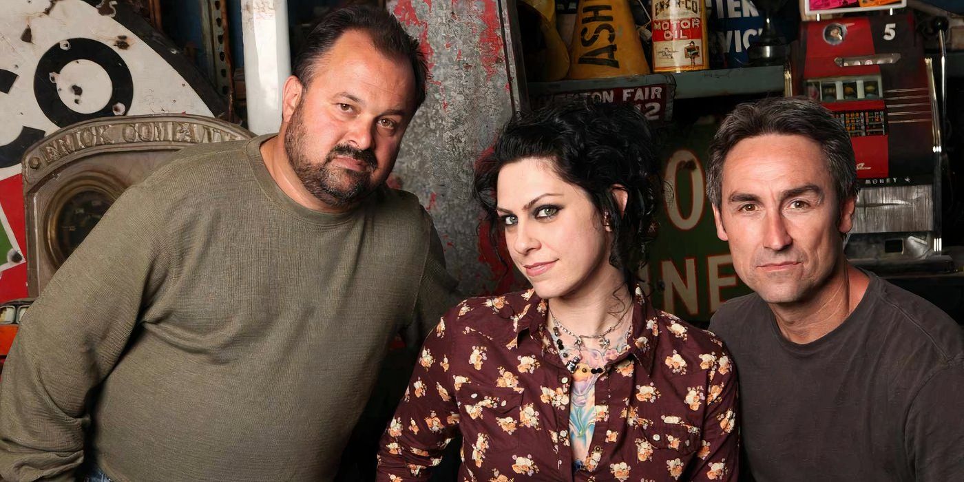 Mike Wolfe, Danielle Colby e Frank Fritz juntos e sorrindo em American Pickers.