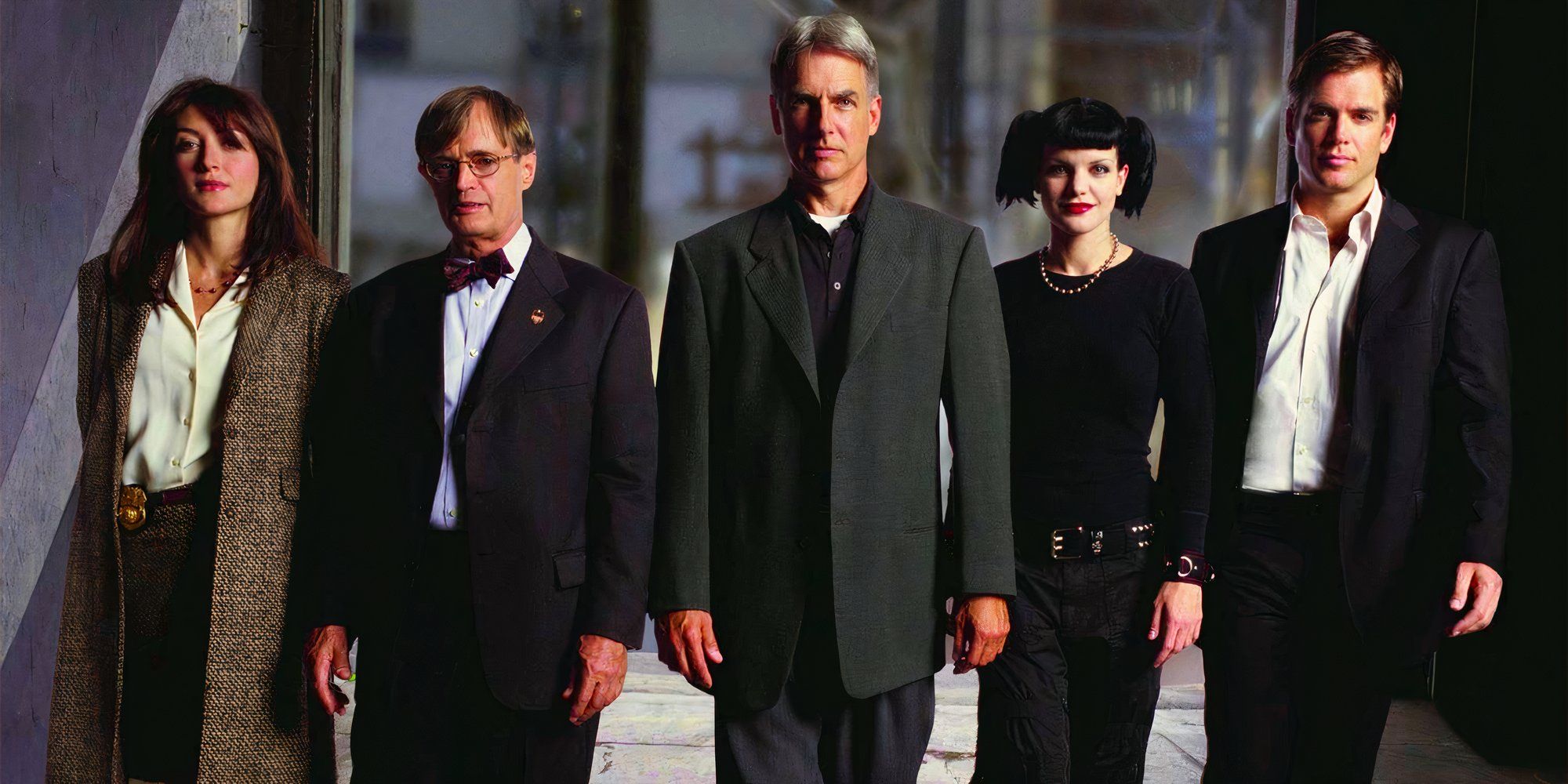 O elenco de NCIS de 2003 caminha junto em direção às câmeras