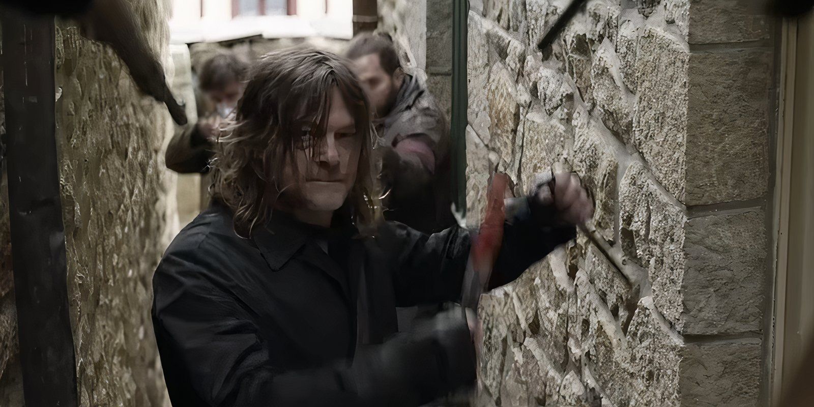 Norman Reedus como Daryl Dixon se rendendo no trailer da segunda temporada de The Walking Dead: Daryl Dixon.