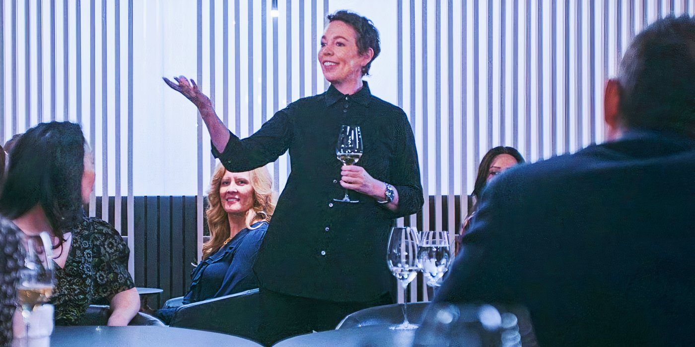 Terri de Olivia Colman sostiene una copa de vino y charla con el grupo en el episodio 10 de la temporada 3 de The Bear.