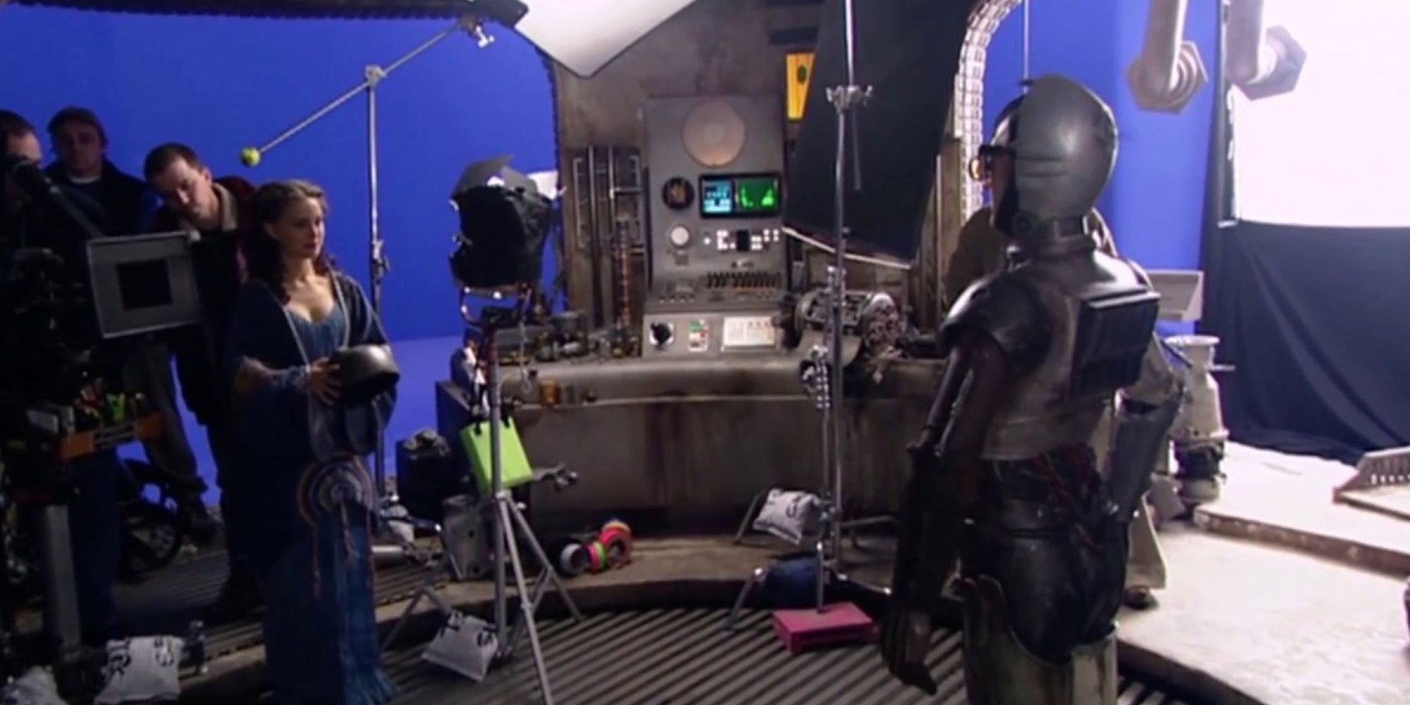 Natalie Portman como Padmé Amidala nos bastidores de Ataque dos Clones com C-3PO de Anthony Daniels