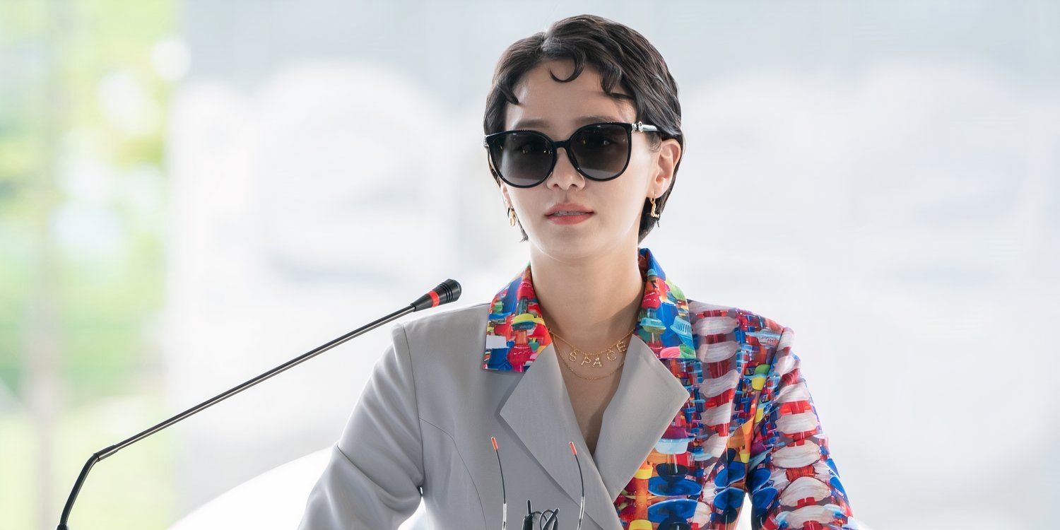 Kim Dali is wearing sunglasses and talking into a microphone in Dali and Cocky Prince 