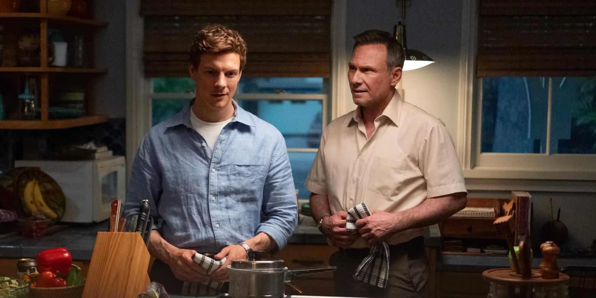 Patrick Gibson como Dexter y Christian Slater como Harry hablan en la cocina en el Dexter Sinai original.