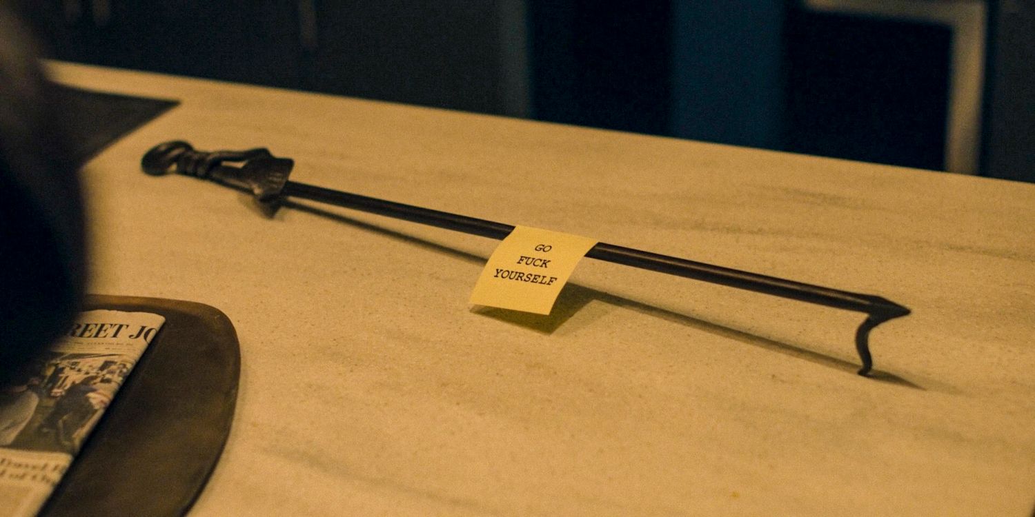 Um atiçador de fogo na mesa de Tommy Molto com um bilhete que diz "Vai se foder" em Presumed Innocent temporada 1 episódio 7