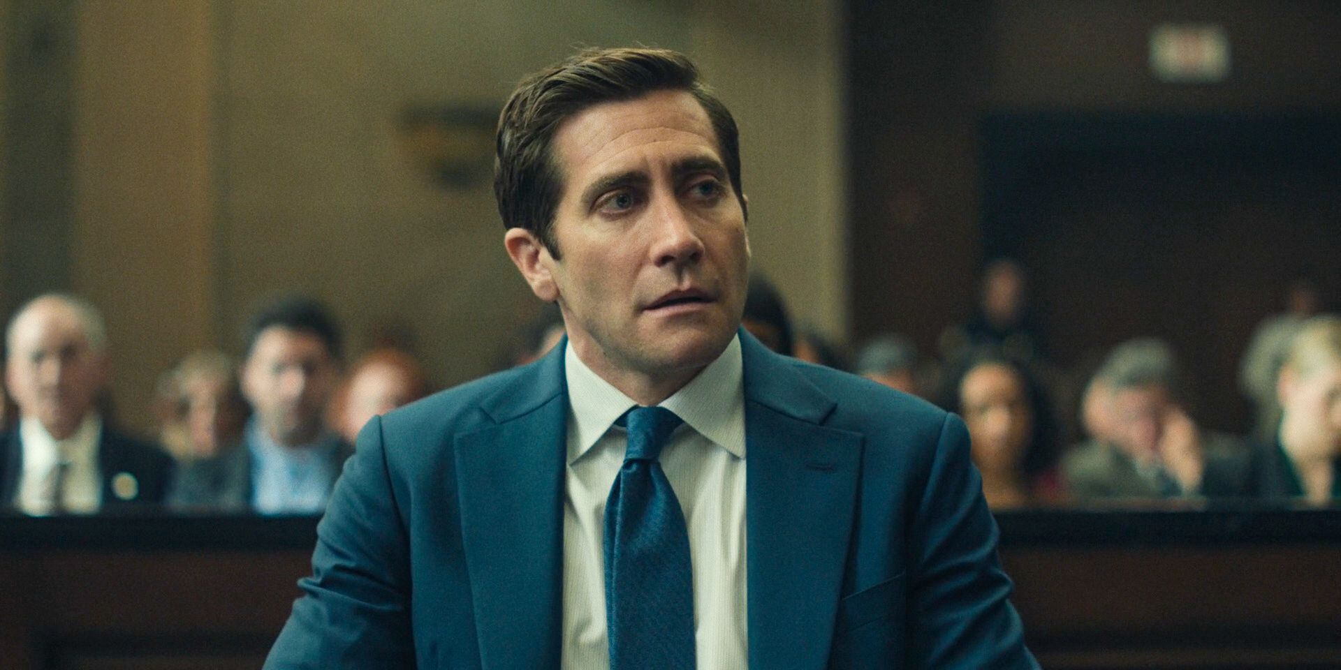 Rusty (Jake Gyllenhaal) parecendo nervoso no tribunal após fazer seu discurso de encerramento no episódio 8 da 1ª temporada de Presumed Innocent