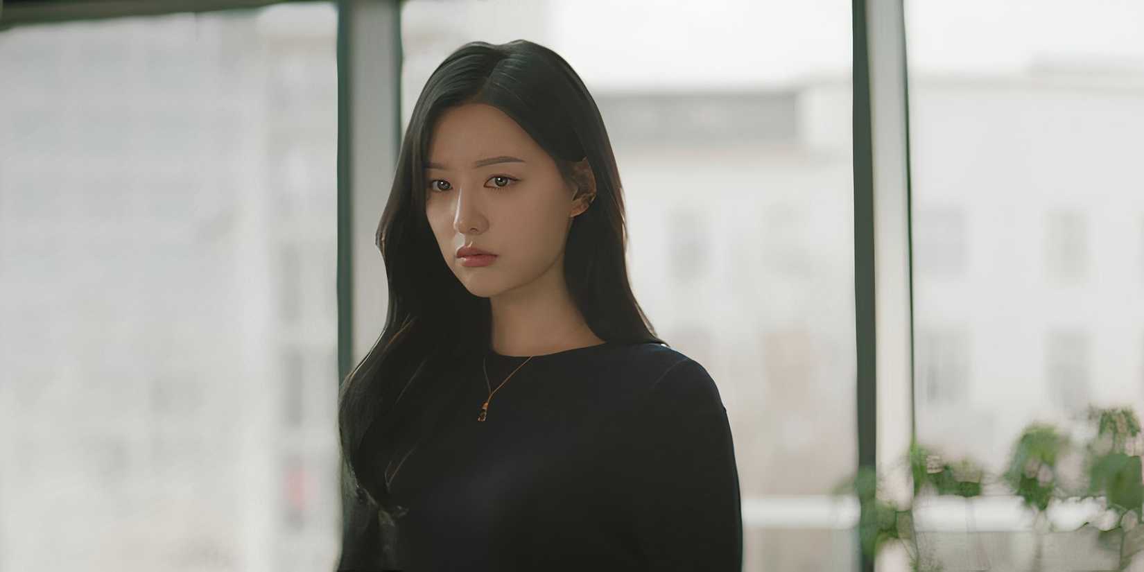 Queen of Tears' Hong Hae-in looks at Baek Hyun-woo