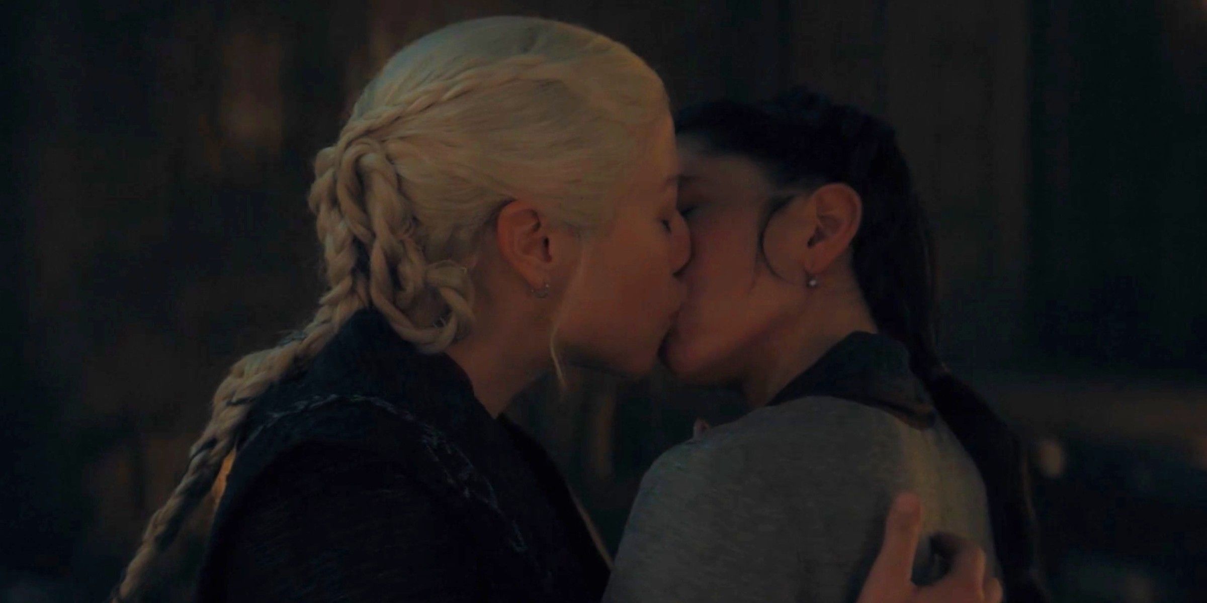 Rainha Rhaenyra Targaryen e Mysaria se beijando no episódio 6 da 2ª temporada de House of the Dragon