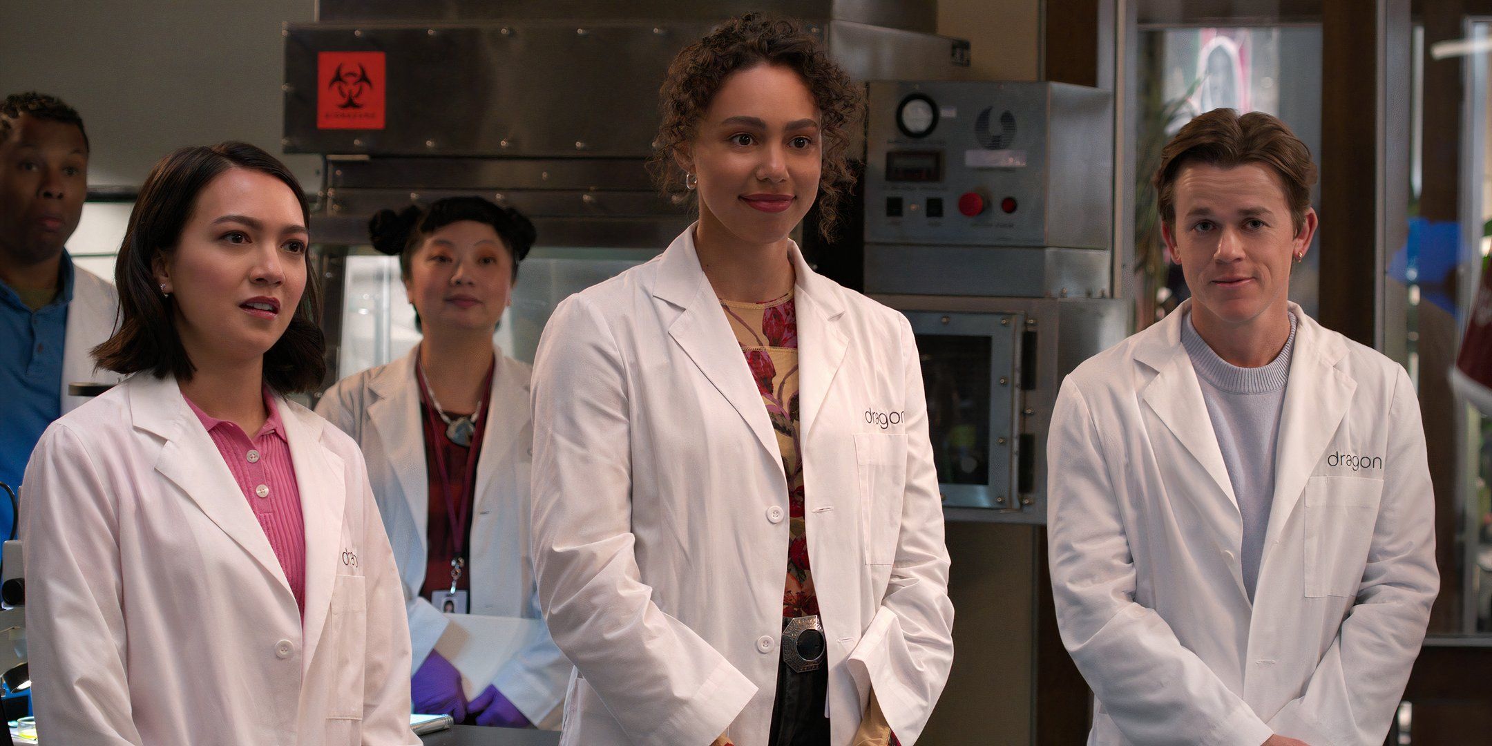 Rachel Marsh como Luna, Emma Ferreira como Ruby e John Owen Lowe como Ellis olhando intrigados para algo no laboratório na segunda temporada de Unstable