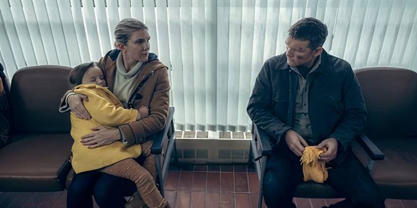 Ray (Sam Worthington) sitting in the hospital with Joanne (Lily Rabe) and Peri (Lucy Capri) in Fractured