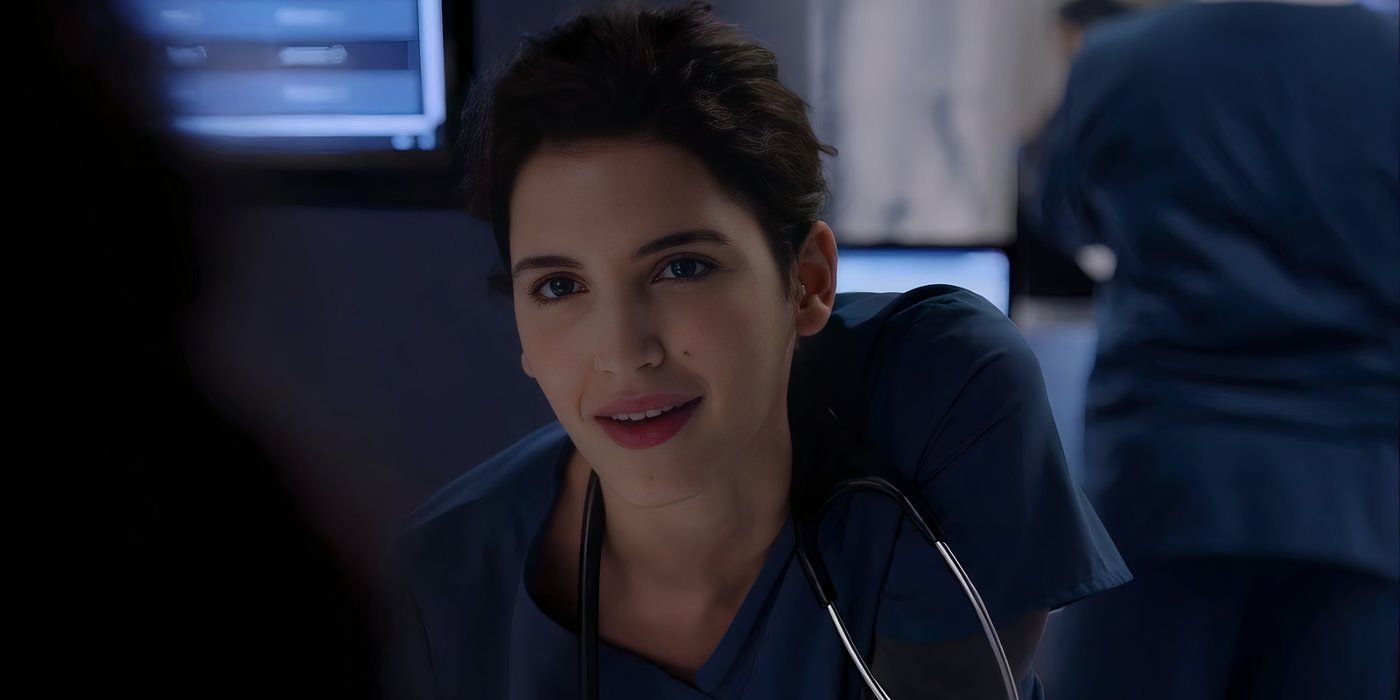 Reem Amara como enfermeira da UTI conversando com alguém no Departamento de Polícia de Chicago.