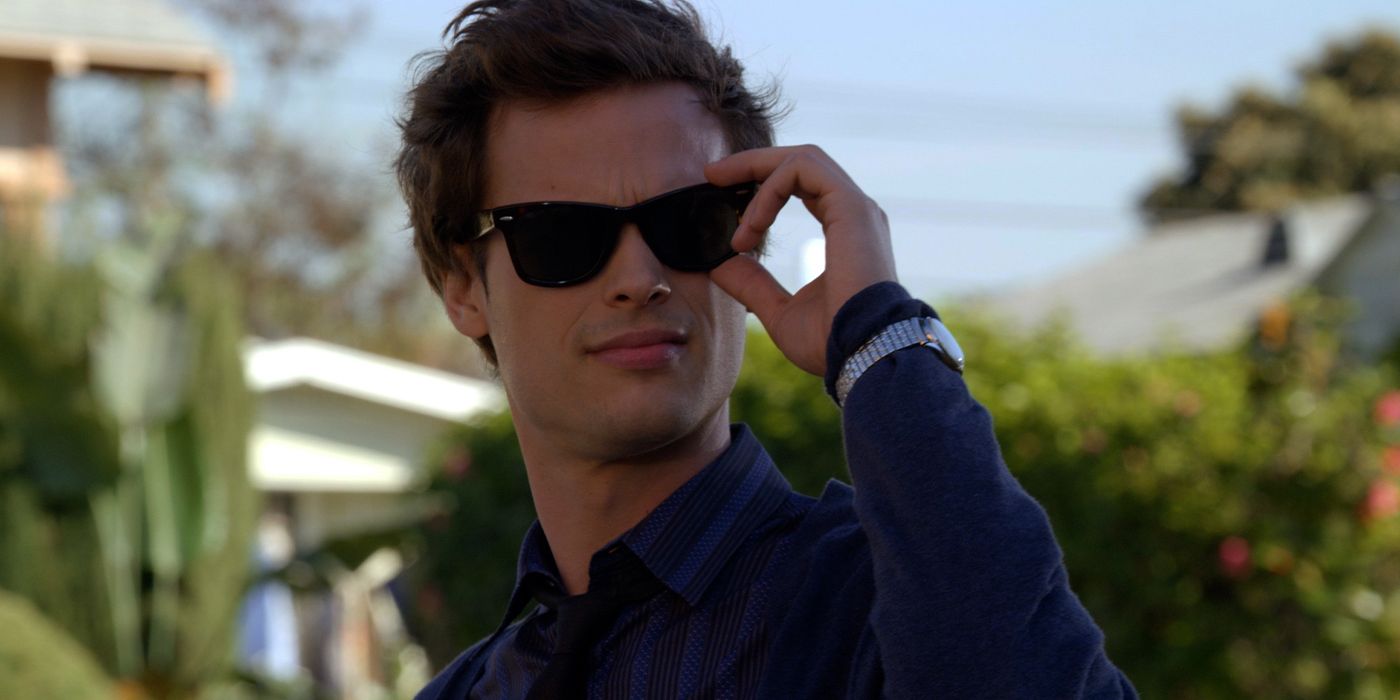 Reid fixing his shades in Criminal Minds