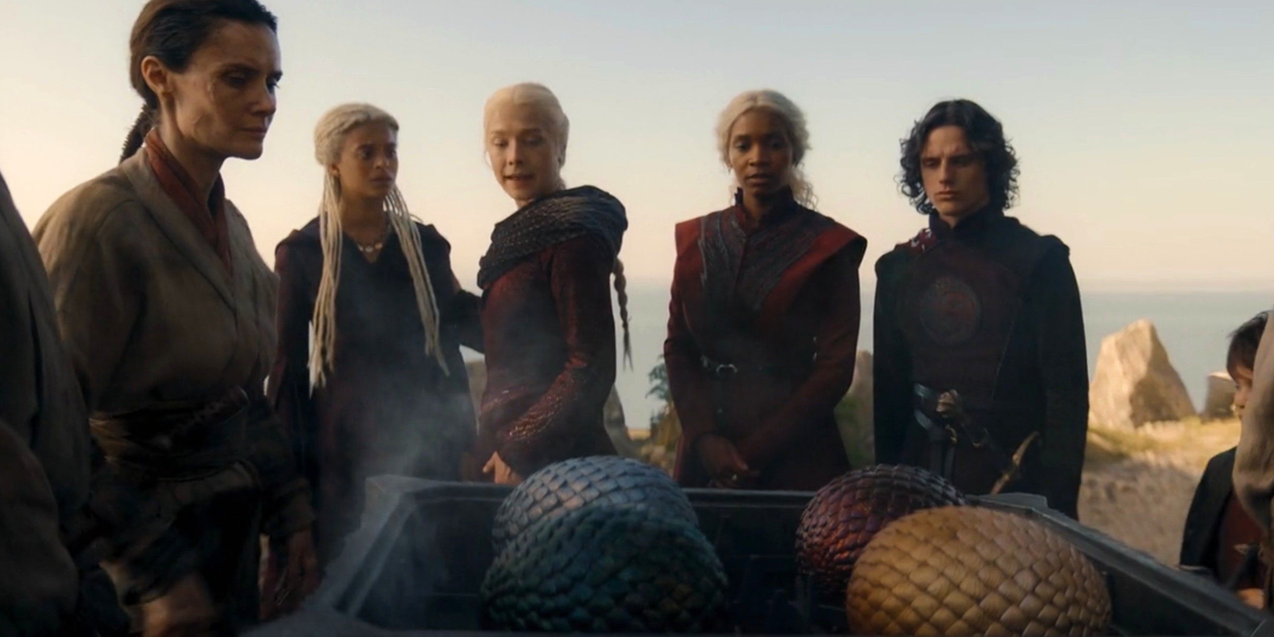 Rhaena, Rhaenyra, Baela e Jacaerys em frente a uma ninhada de ovos de dragão em House of the Dragon temporada 2, episódio 3