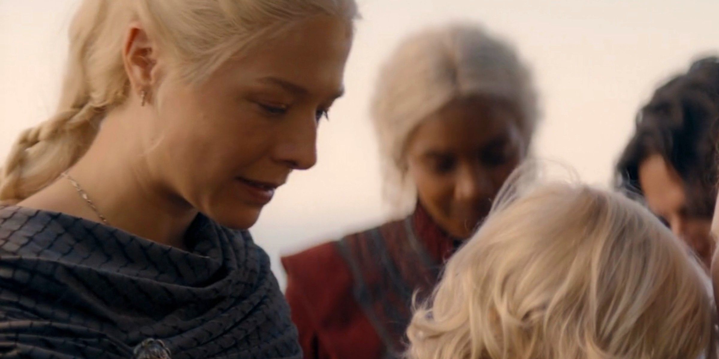 Rhaenyra Targaryen se despedindo de Aegon, o Jovem, no episódio 3 da 2ª temporada de House of the Dragon