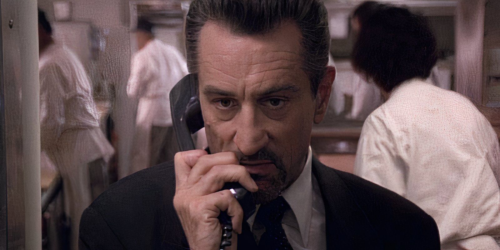 Robert De Niro habla por teléfono como Neal McCauley en The Heat