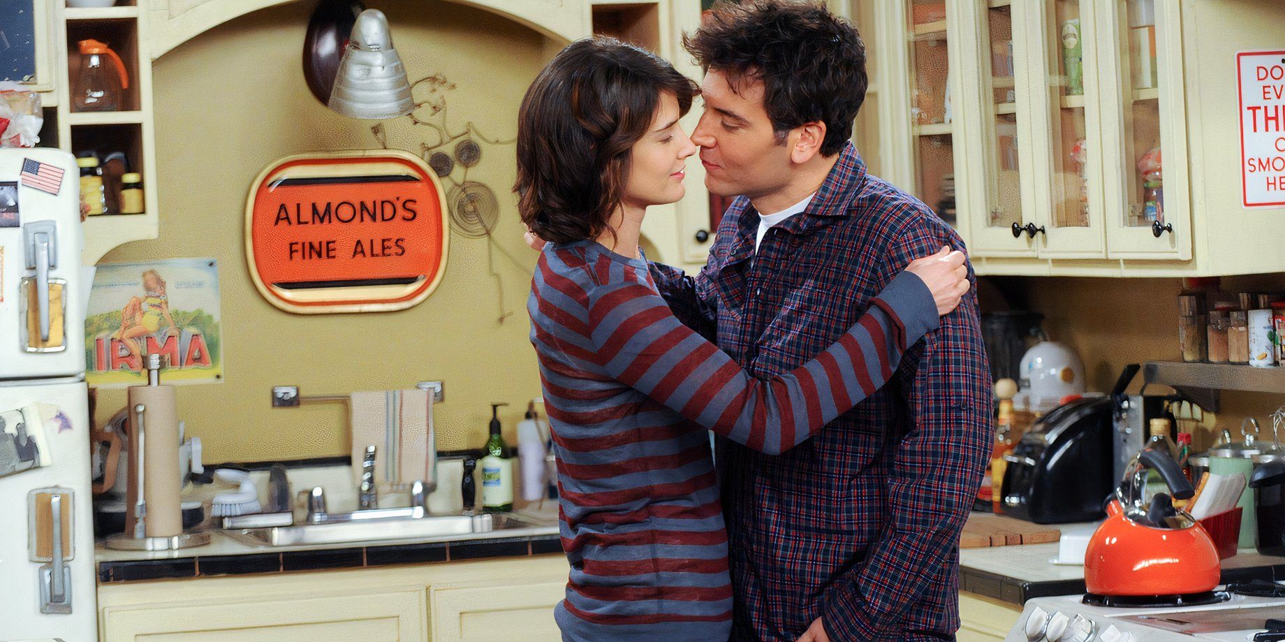 Robin e Ted se inclinam para um beijo na cozinha no episódio No Pressure de How I Met Your Mother