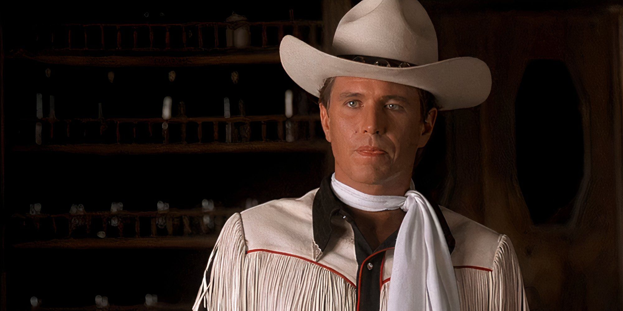     Tom Berenger como Rex O'Herlihan lamiéndose los labios en Rustlers Rhapsody