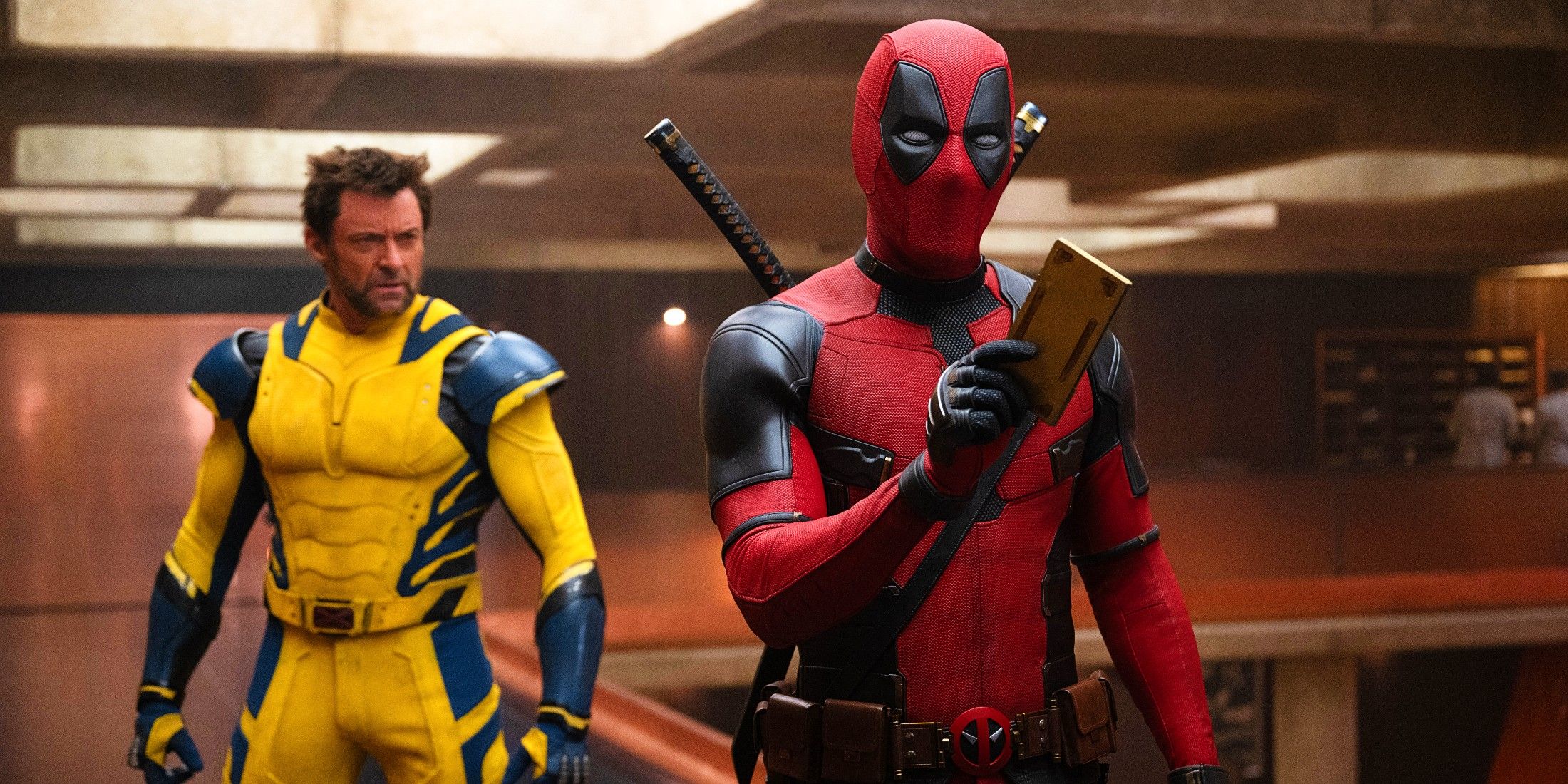 Ryan Reynolds como Deadpool e Hugh Jackman como Wolverine em pé na TVA em Deadpool & Wolverine