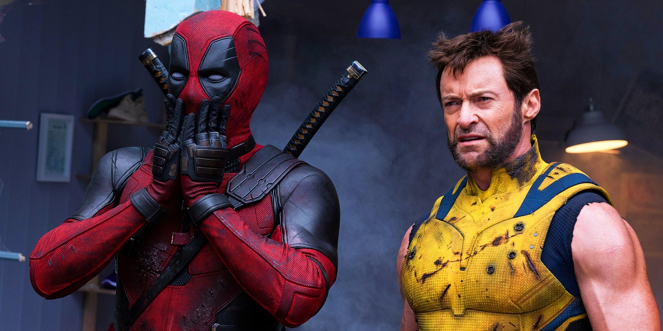 Ryan Reynolds em traje completo de Deadpool com as mãos sobre a boca parecendo chocado e Hugh Jackman como Wolverine parecendo enojado em Deadpool & Wolverine