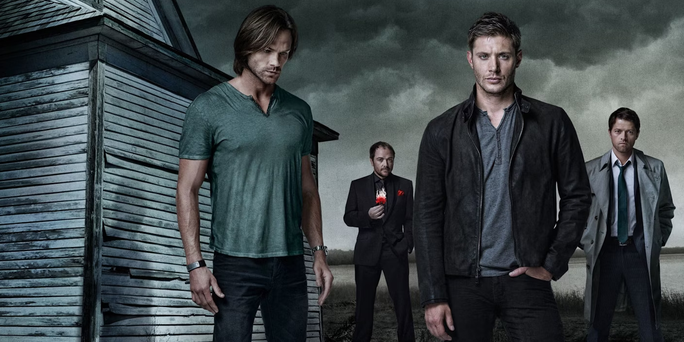 Un cartel inusual con Sam, Crowley, Dean y Castiel frente a una casa y un cielo oscuro