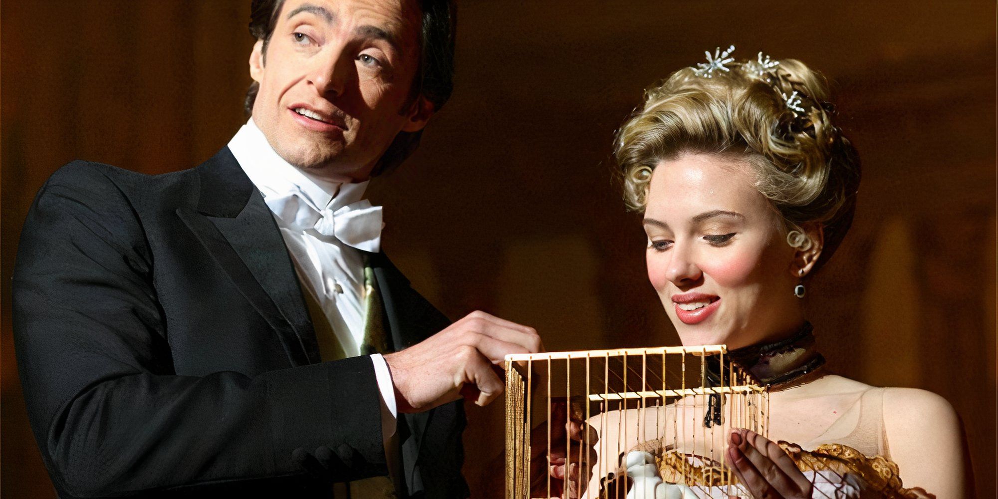 Scarlett Johansson sosteniendo una jaula en The Prestige con Hugh Jackman