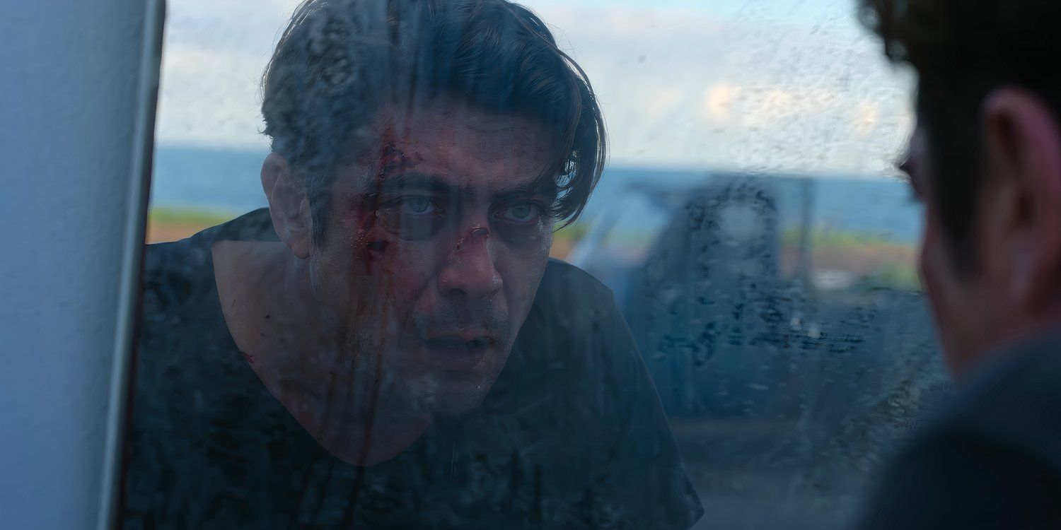 Riccardo Scamarcio como Pietro com o rosto ensanguentado olhando no espelho em Vanished into the Night