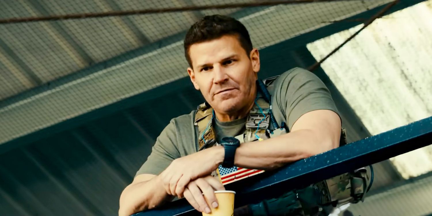 Jason (David Boreanaz) parecendo pensativo na 7ª temporada do SEAL Team